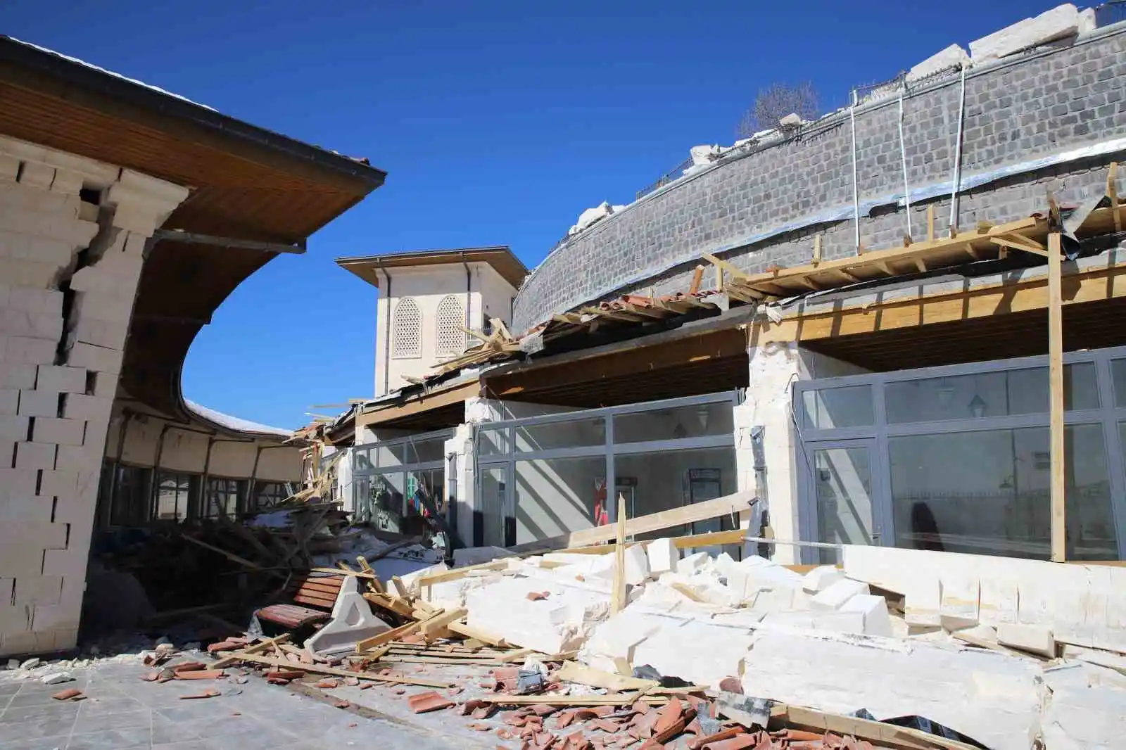 Ukkaşe Hazretlerinin türbesinin restore edilen bölümleri depremde yıkıldı
