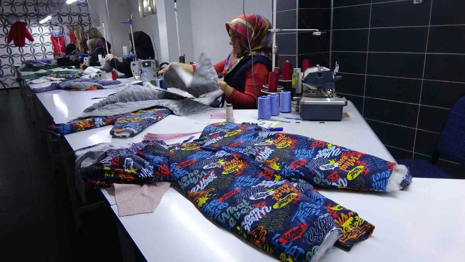 Usta öğretici kadınlar, depremzedeler için canla başla için çalışıyor