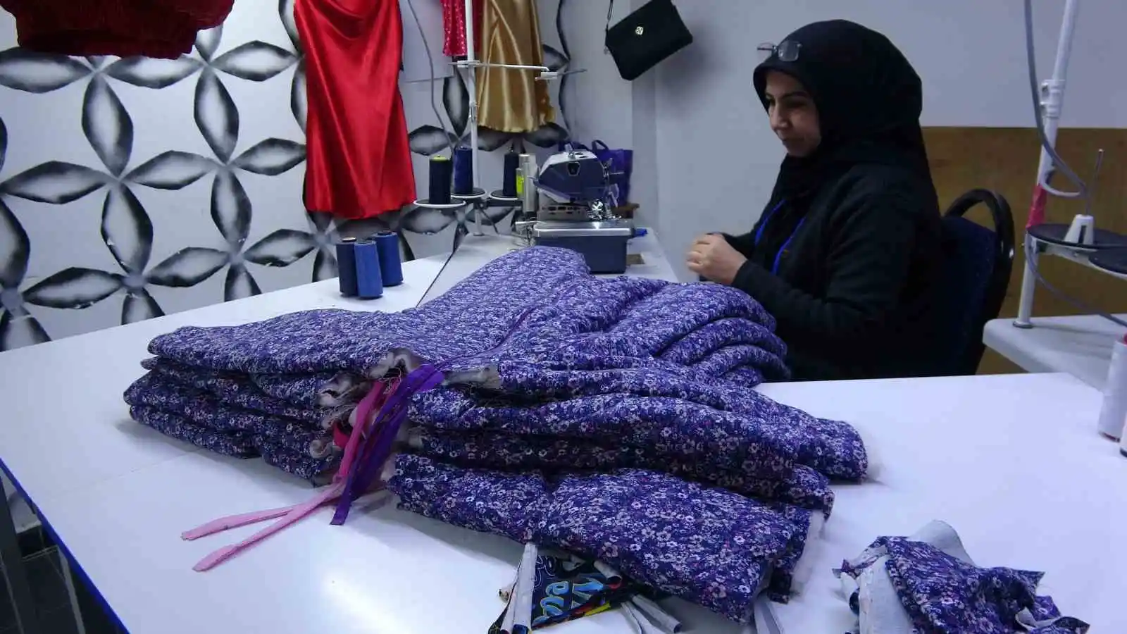 Usta öğretici kadınlar, depremzedeler için canla başla için çalışıyor