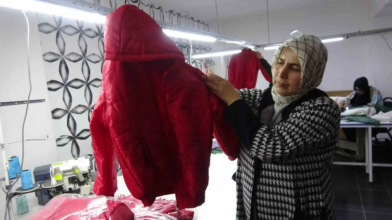 Usta öğretici kadınlar, depremzedeler için canla başla için çalışıyor
