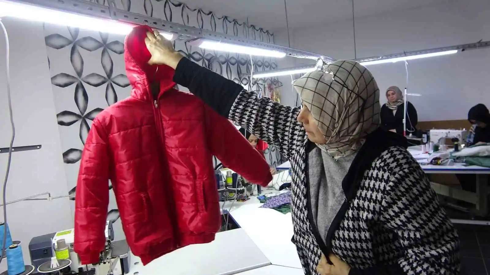 Usta öğretici kadınlar, depremzedeler için canla başla için çalışıyor