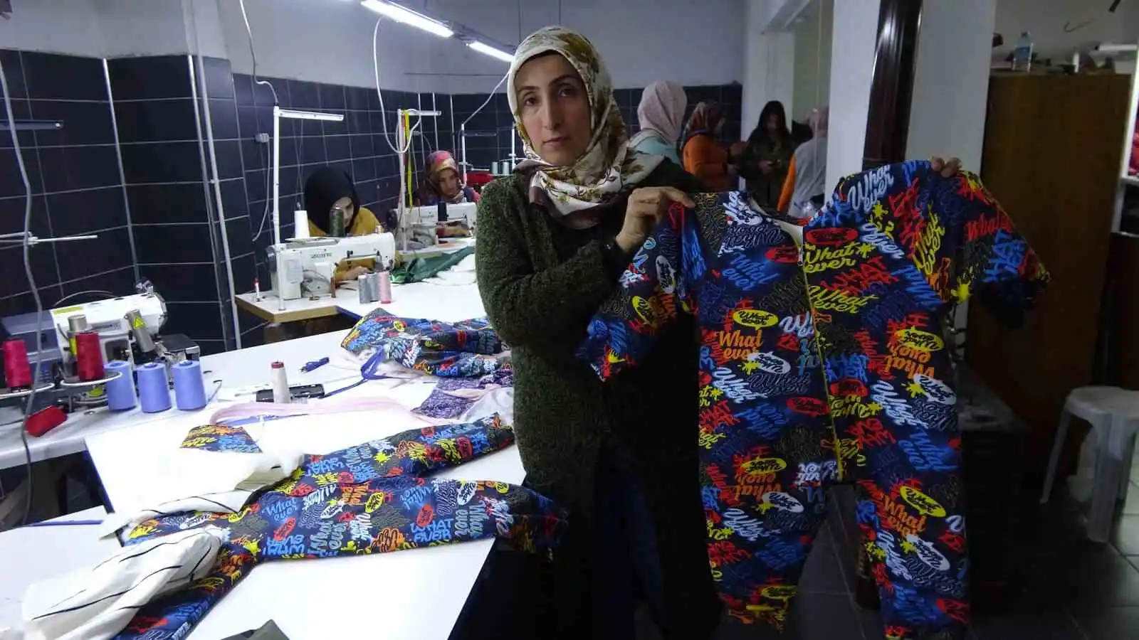 Usta öğretici kadınlar, depremzedeler için canla başla için çalışıyor

