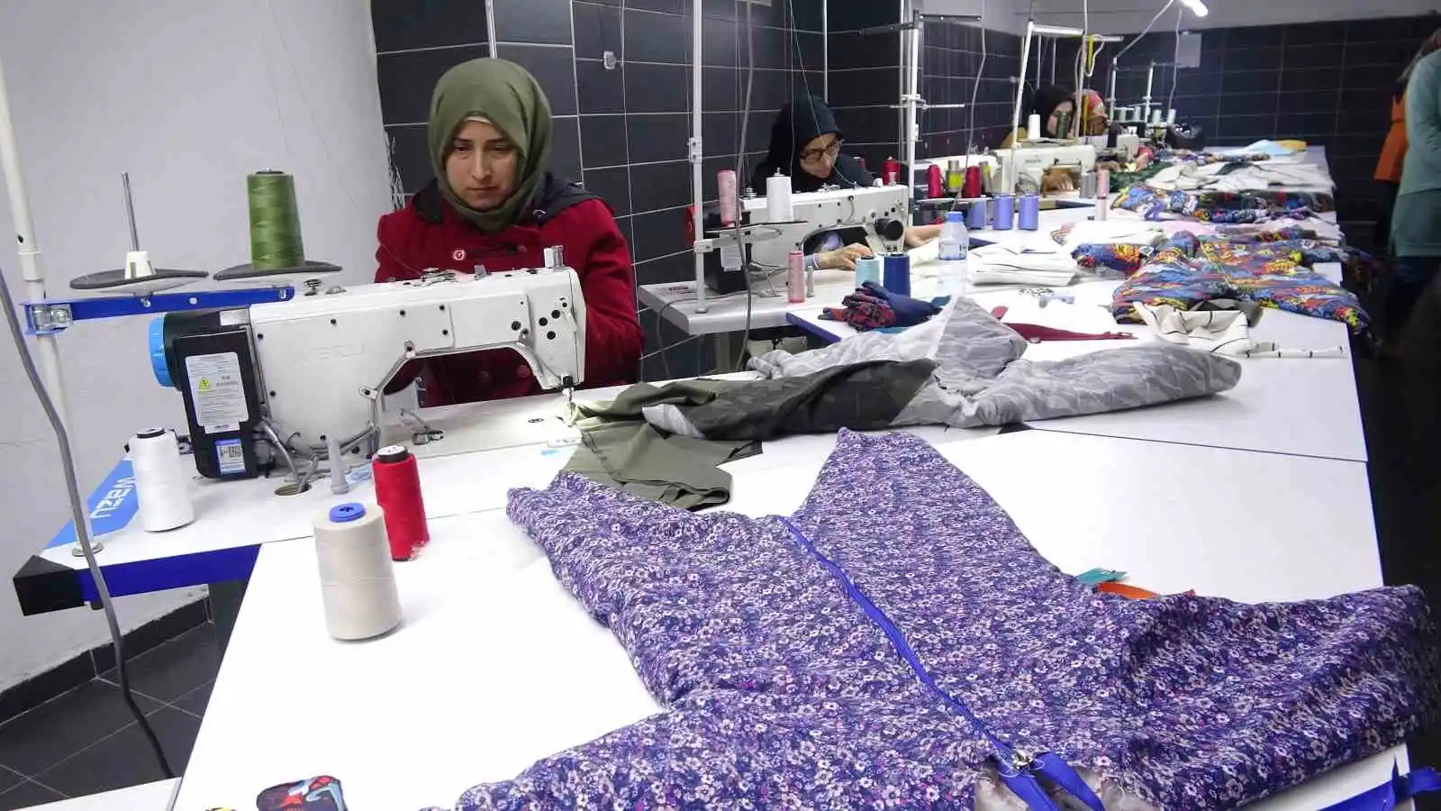 Usta öğretici kadınlar, depremzedeler için canla başla için çalışıyor