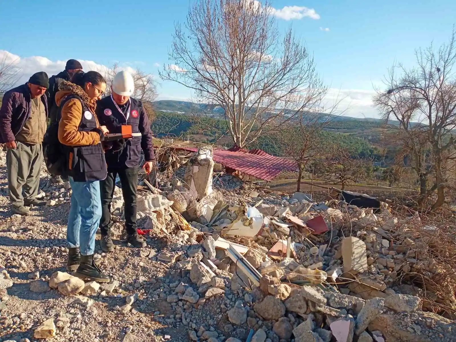 Uzmanlar deprem alanında hasar tespit çalışmalarını sürdürüyor
