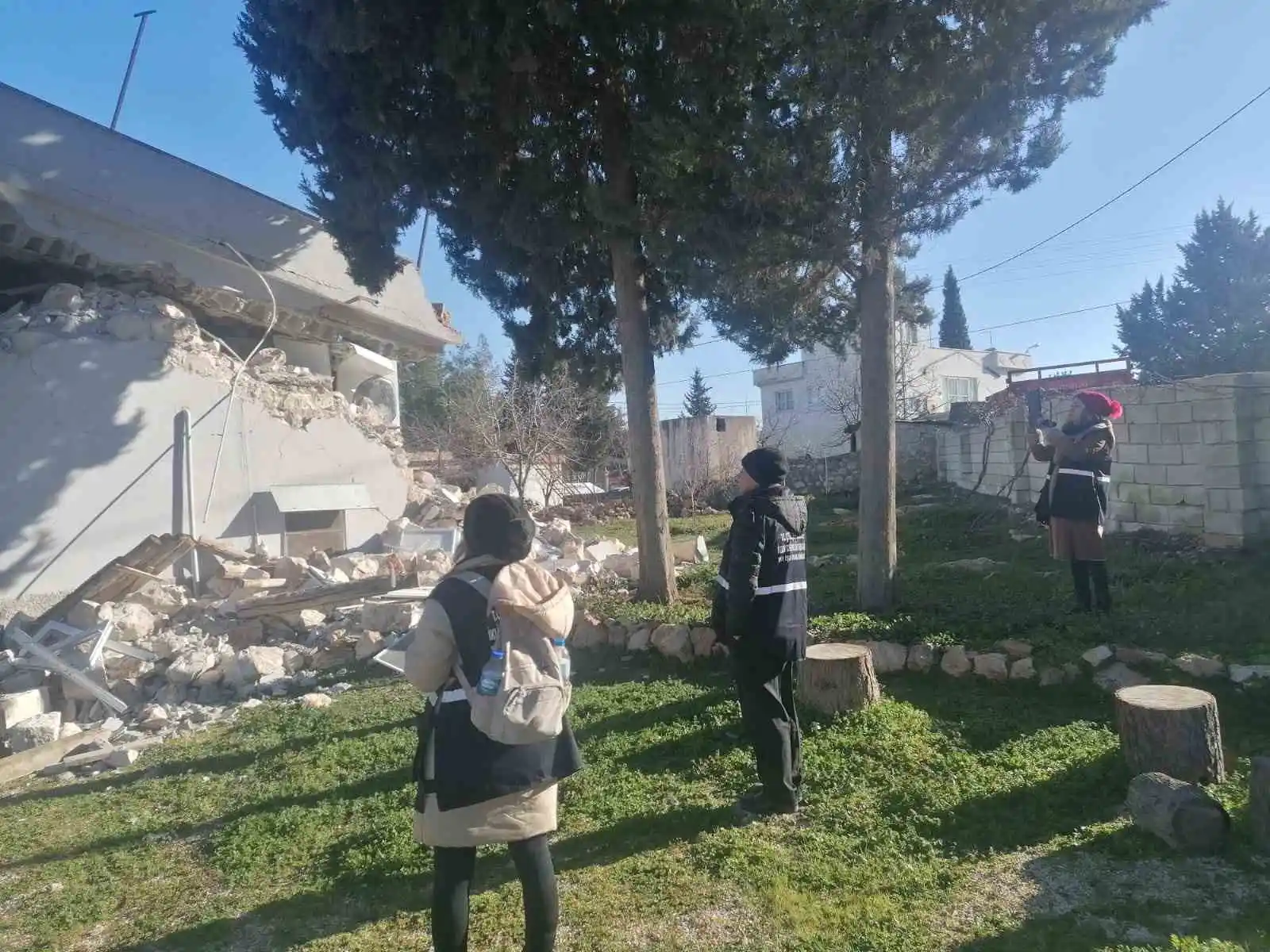 Uzmanlar deprem alanında hasar tespit çalışmalarını sürdürüyor
