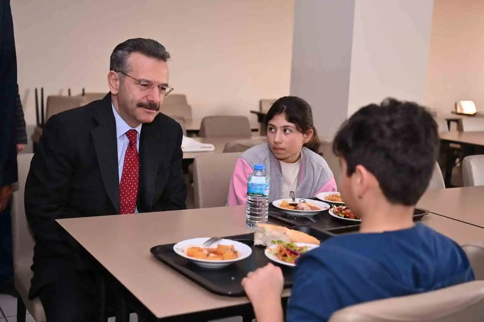 Vali Aksoy, depremzede aileler ile görüştü
