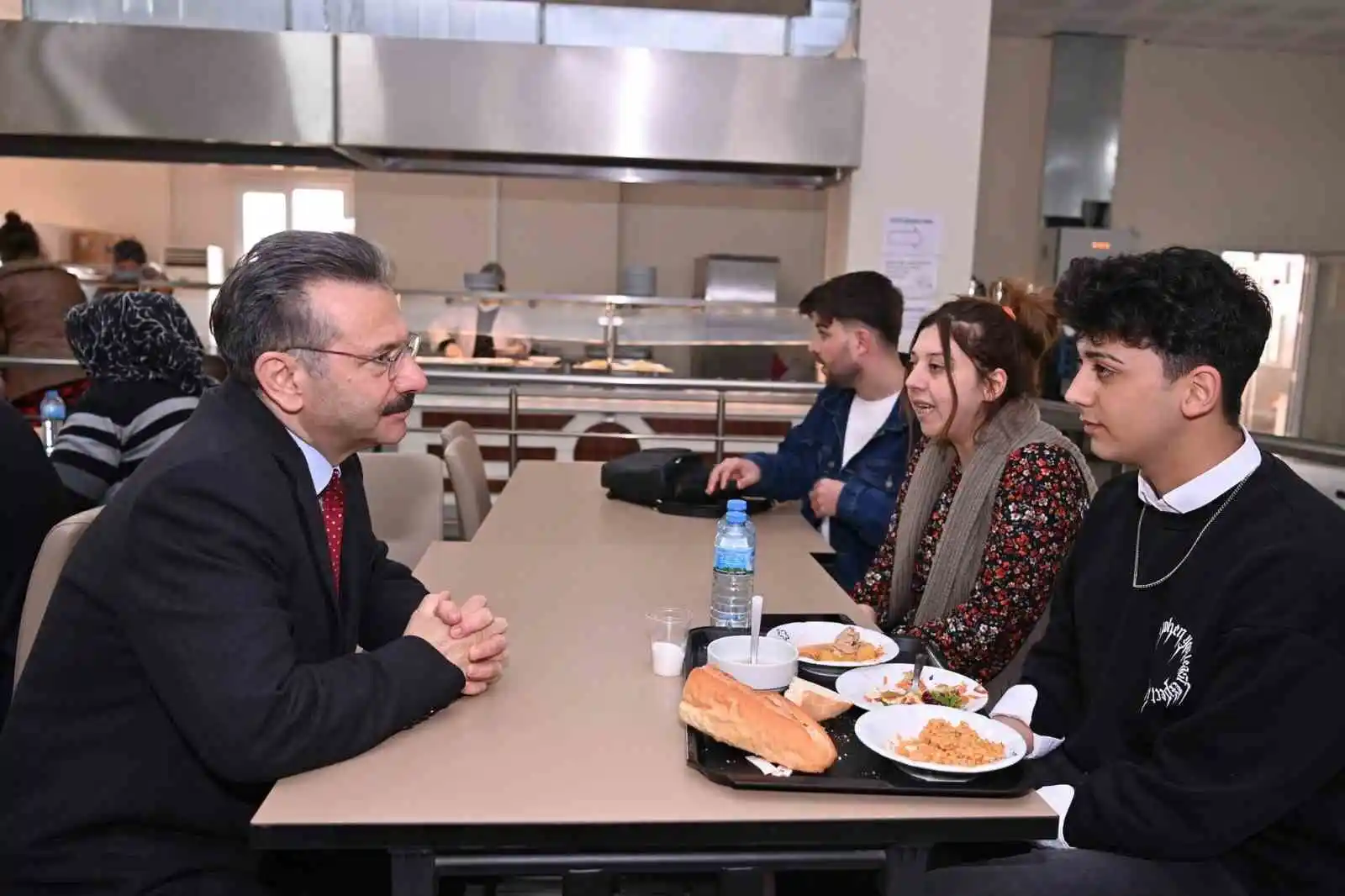 Vali Aksoy, depremzede aileler ile görüştü
