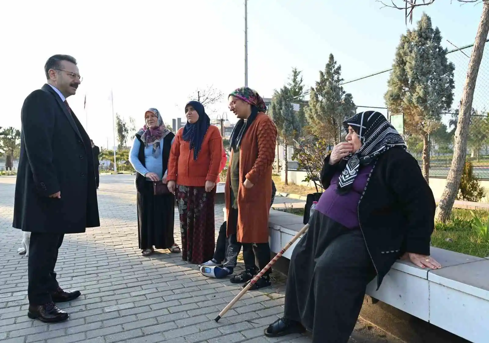 Vali Aksoy, depremzede aileler ile görüştü
