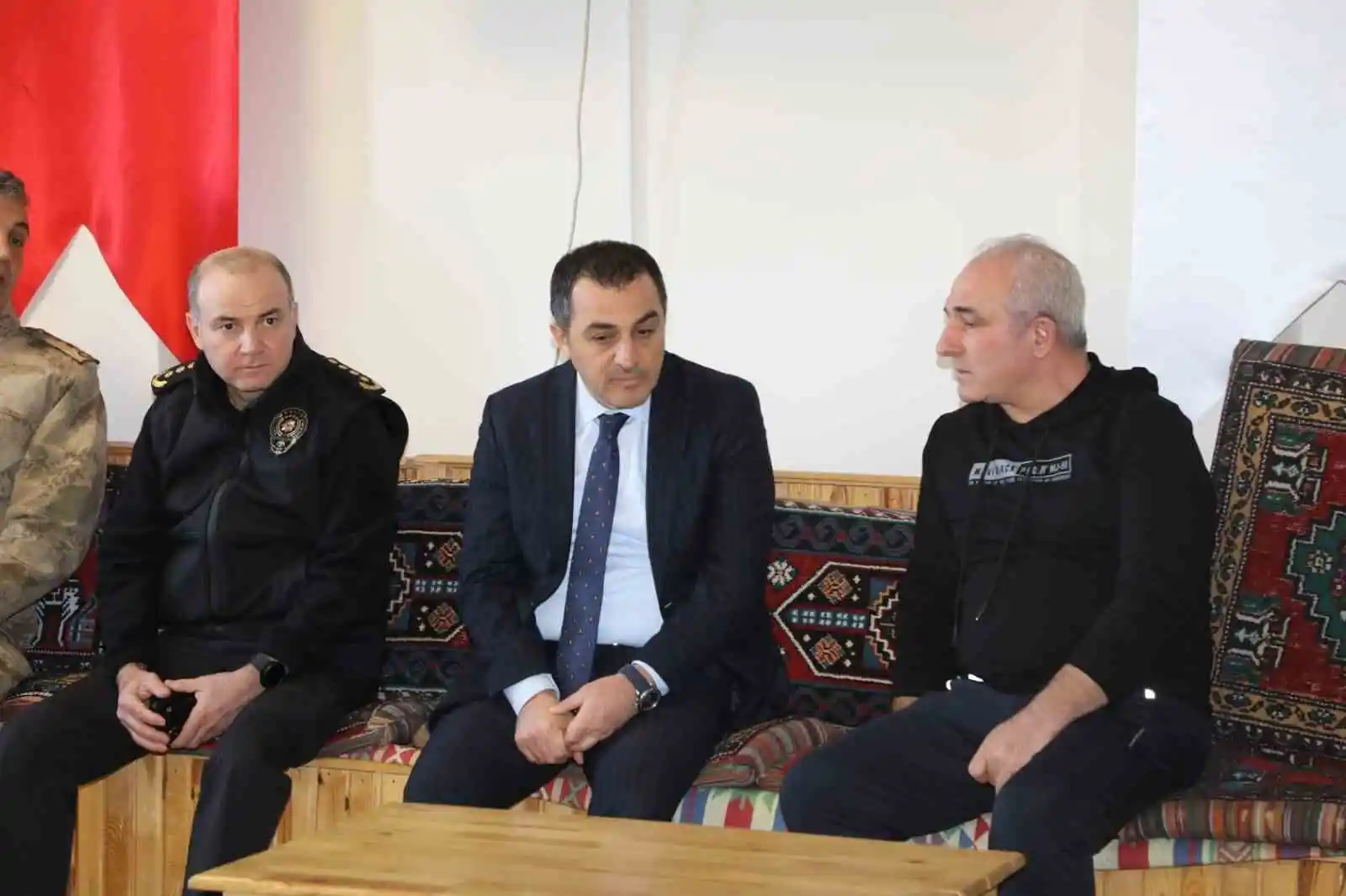 Vali Öksüz, depremzedelerle bir araya geldi