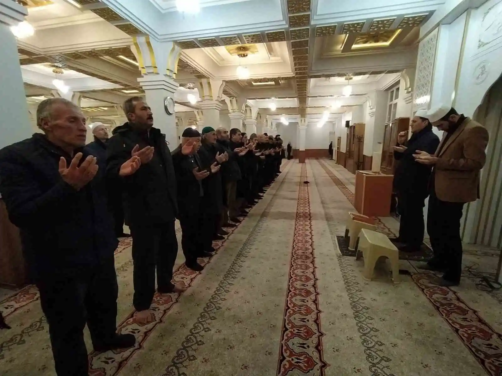 Van'da Miraç Kandili'nde eller, depremzedeler için semaya açıldı