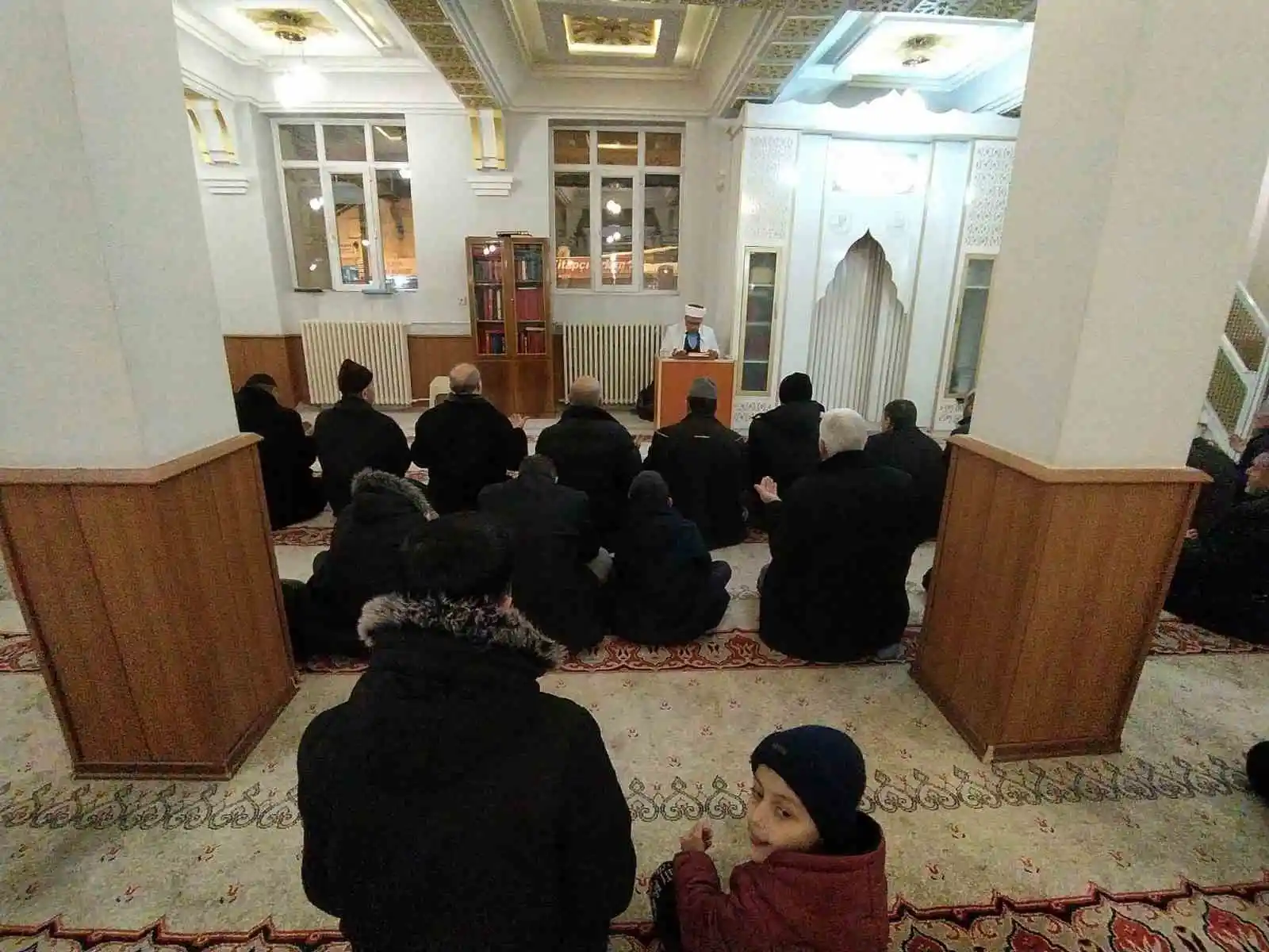 Van’da Miraç Kandili’nde eller, depremzedeler için semaya açıldı