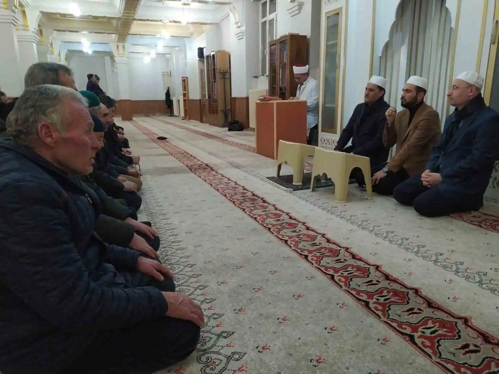 Van’da Miraç Kandili’nde eller, depremzedeler için semaya açıldı