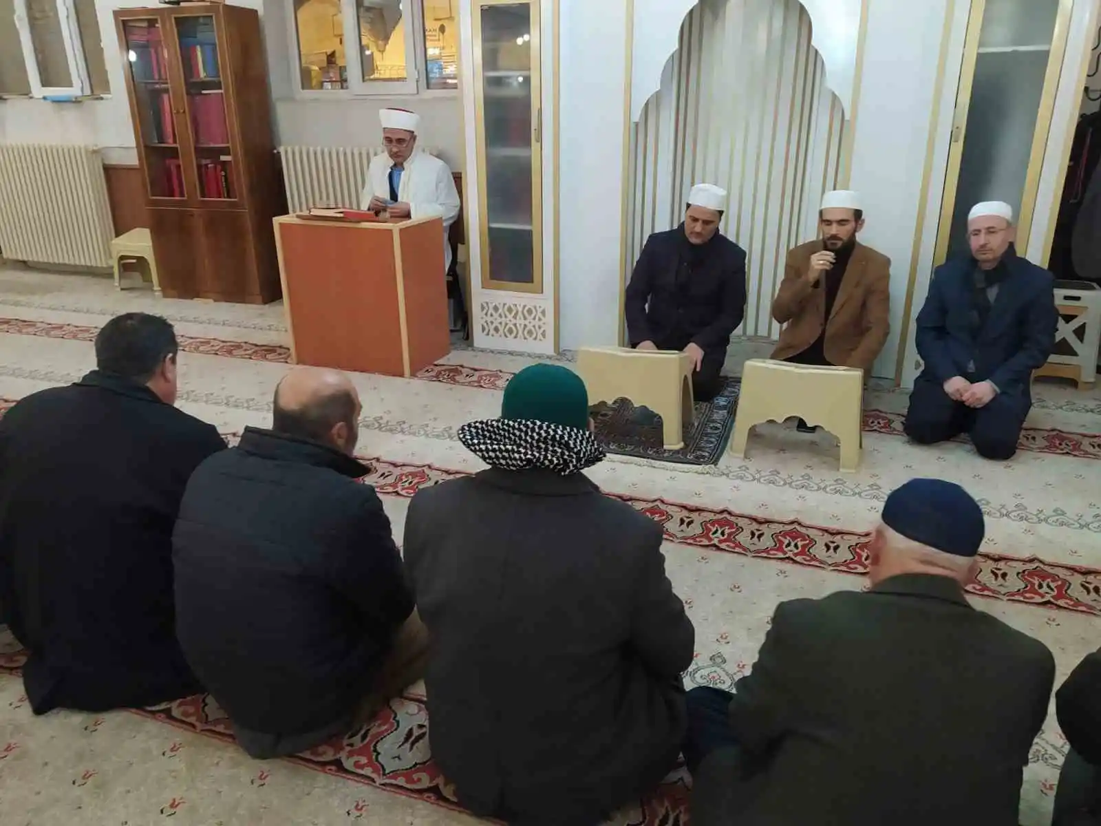 Van’da Miraç Kandili’nde eller, depremzedeler için semaya açıldı