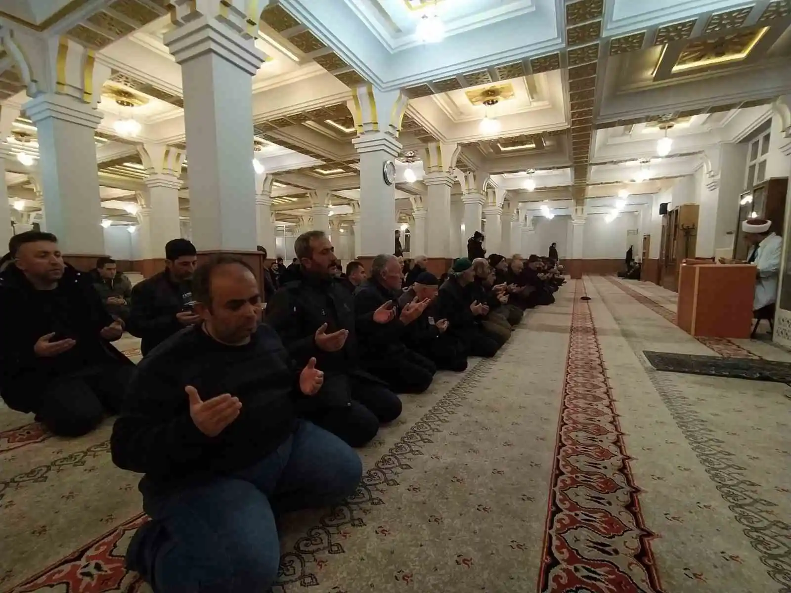 Van’da Miraç Kandili’nde eller, depremzedeler için semaya açıldı