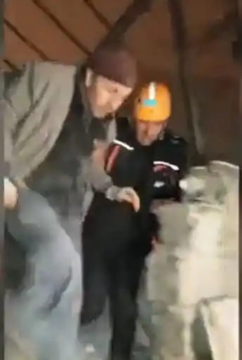Van ekibi deprem enkazından 1 kişiyi sağ olarak çıkardı