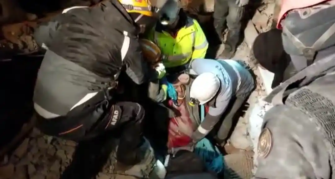 Van polisi 43 saat sonra 2 vatandaşı daha tekbirlerle enkaz altından sağ çıkardı