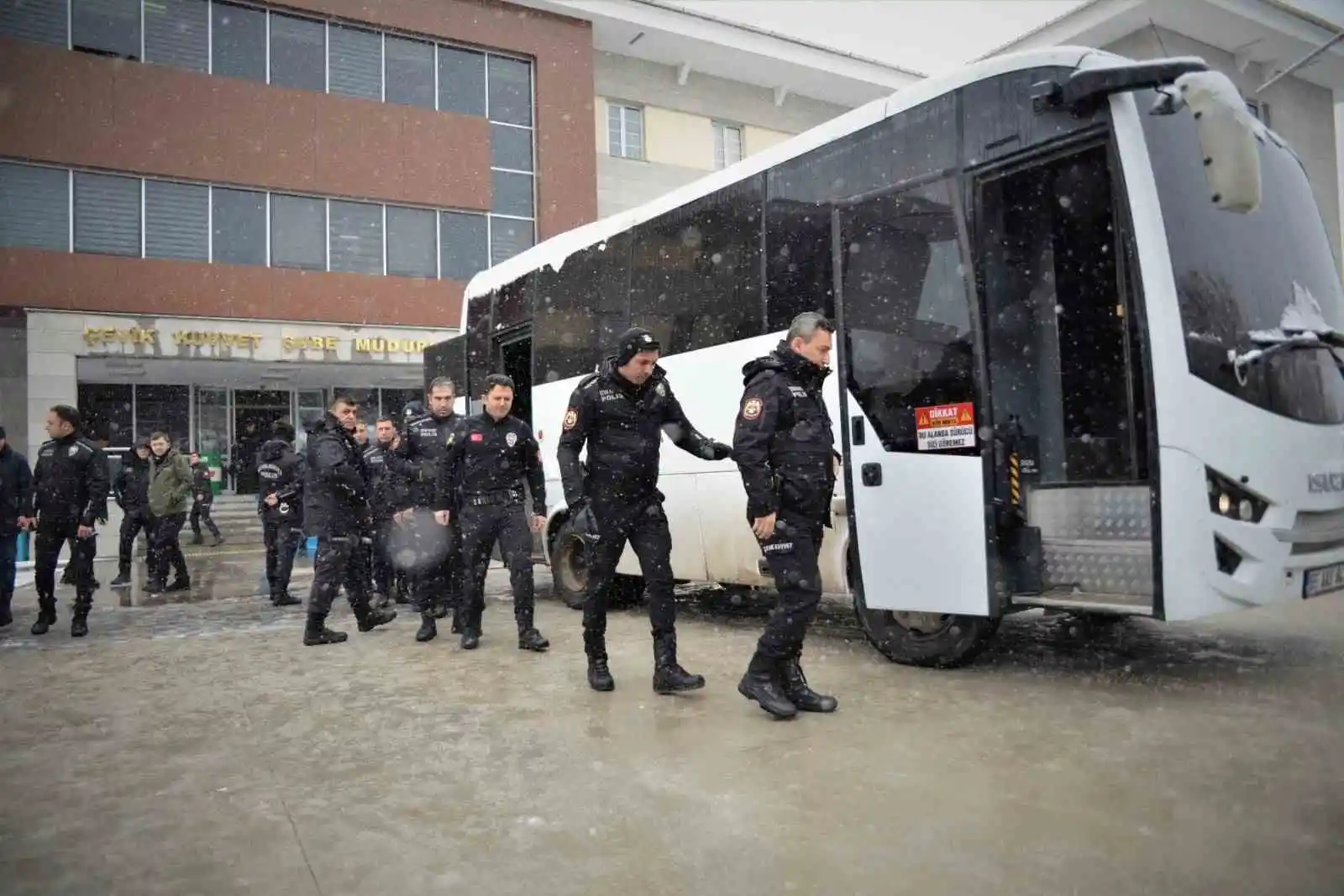 Van polisi 43 saat sonra 2 vatandaşı daha tekbirlerle enkaz altından sağ çıkardı