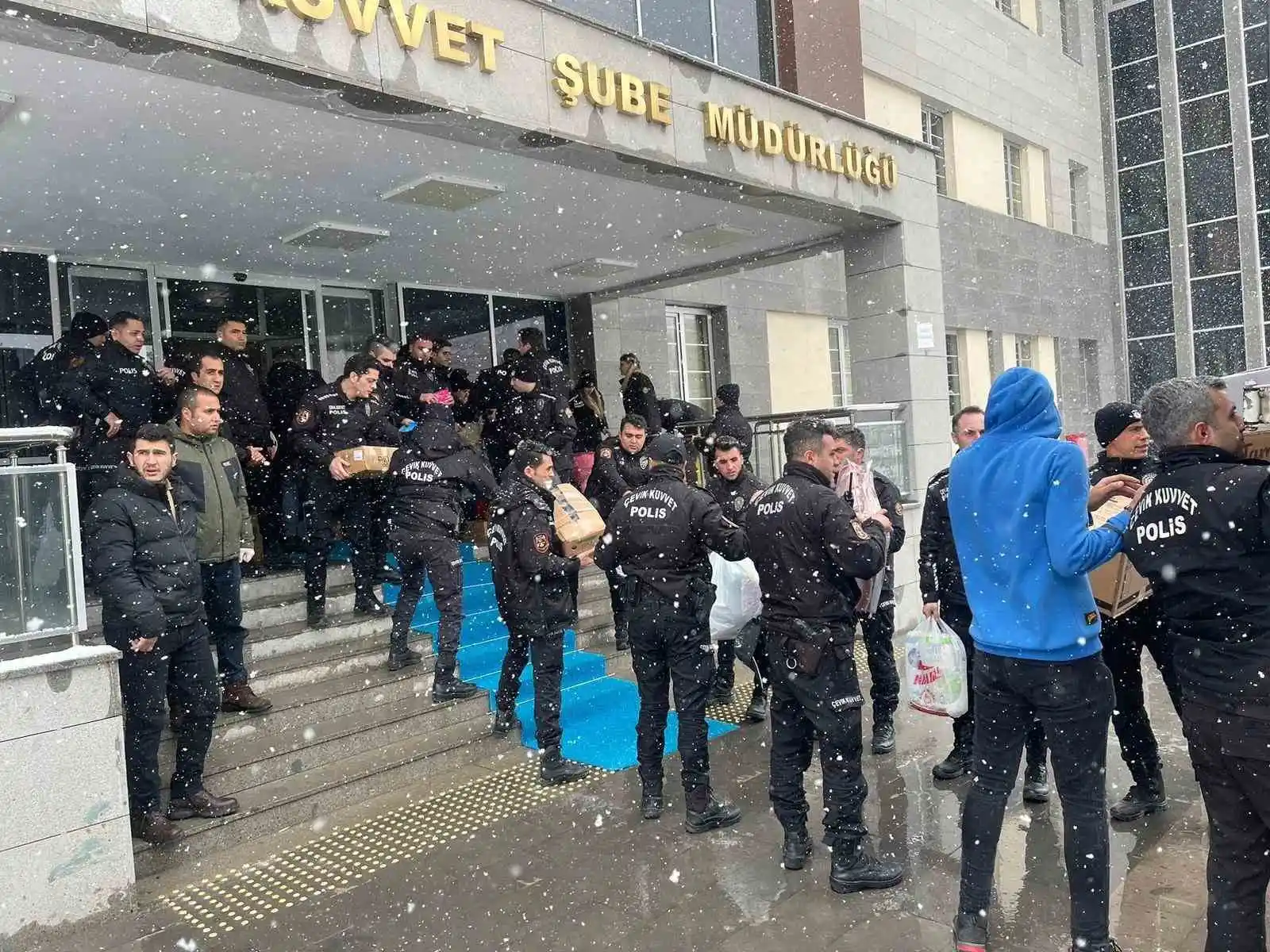Van polisi 43 saat sonra 2 vatandaşı daha tekbirlerle enkaz altından sağ çıkardı