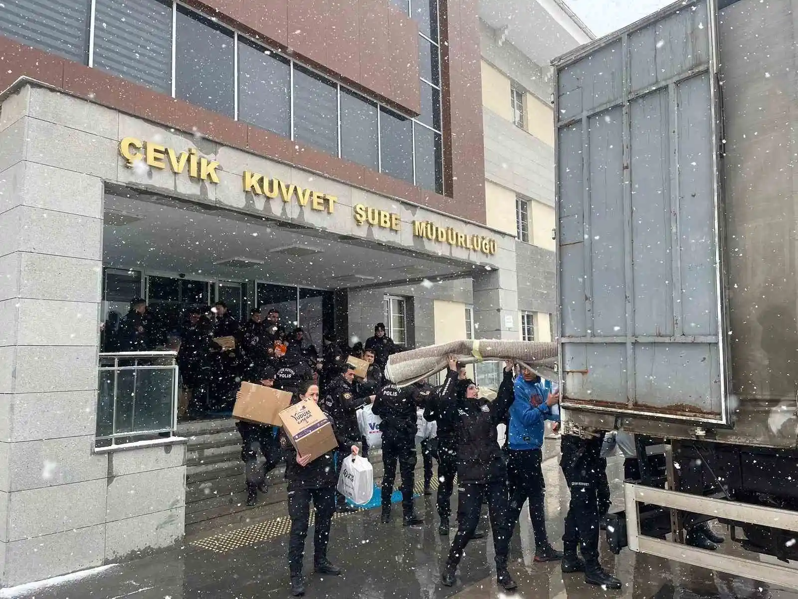Van polisi 43 saat sonra 2 vatandaşı daha tekbirlerle enkaz altından sağ çıkardı