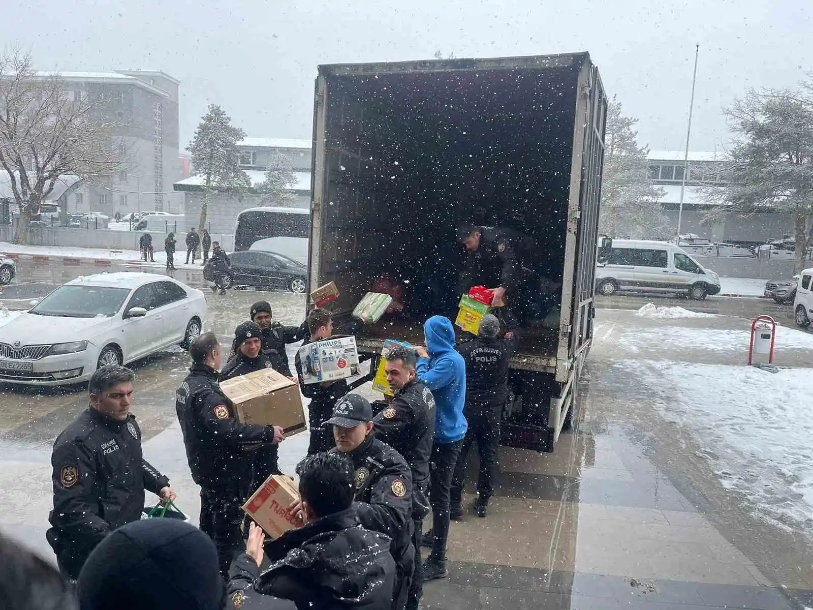 Van polisi 43 saat sonra 2 vatandaşı daha tekbirlerle enkaz altından sağ çıkardı