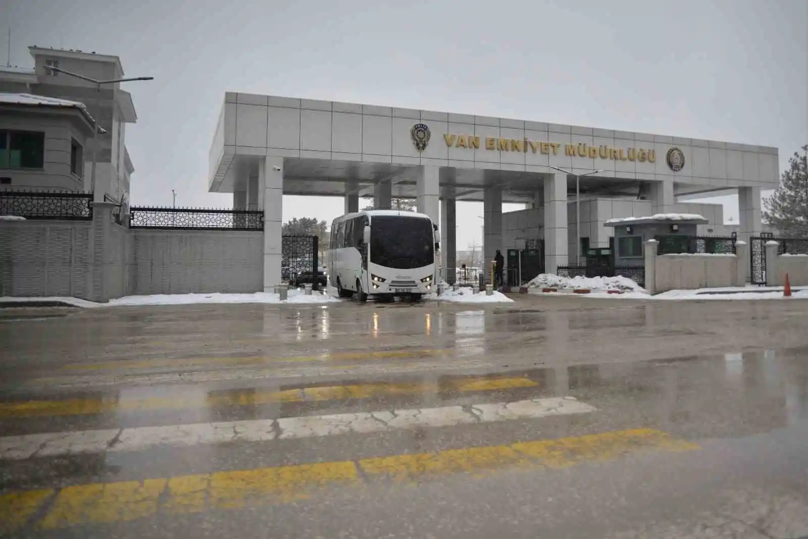 Van polisi 43 saat sonra 2 vatandaşı daha tekbirlerle enkaz altından sağ çıkardı