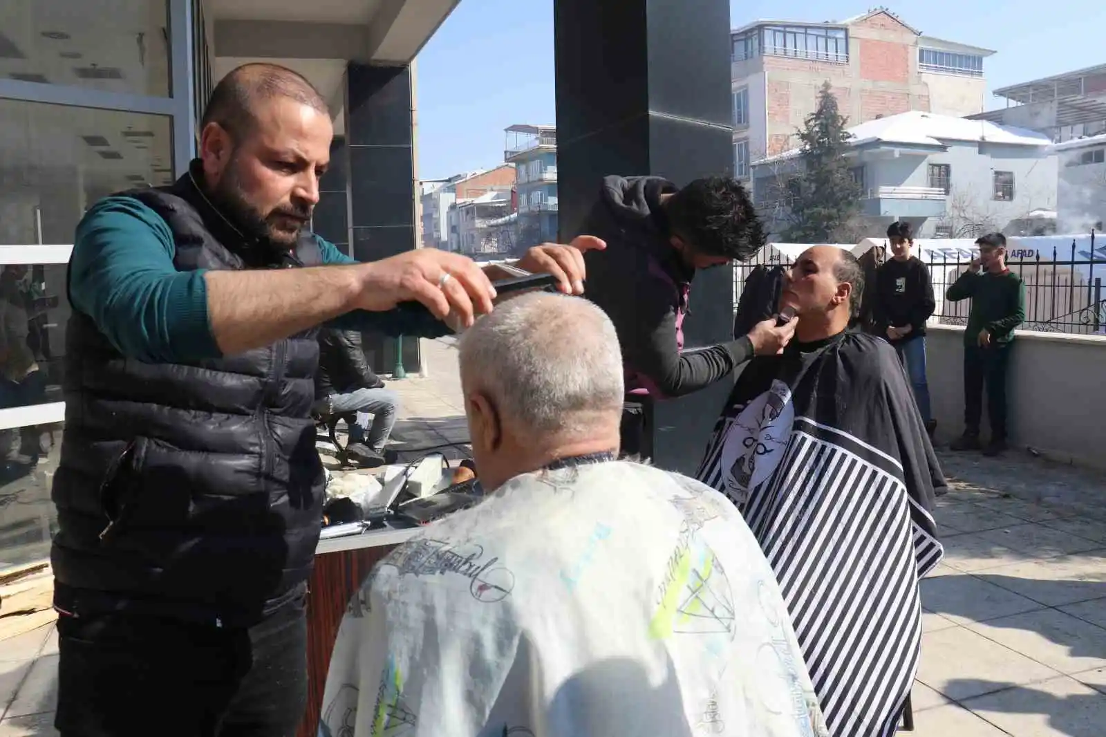 Vanlı berberlerden Malatyalı depremzedelere ücretsiz tıraş