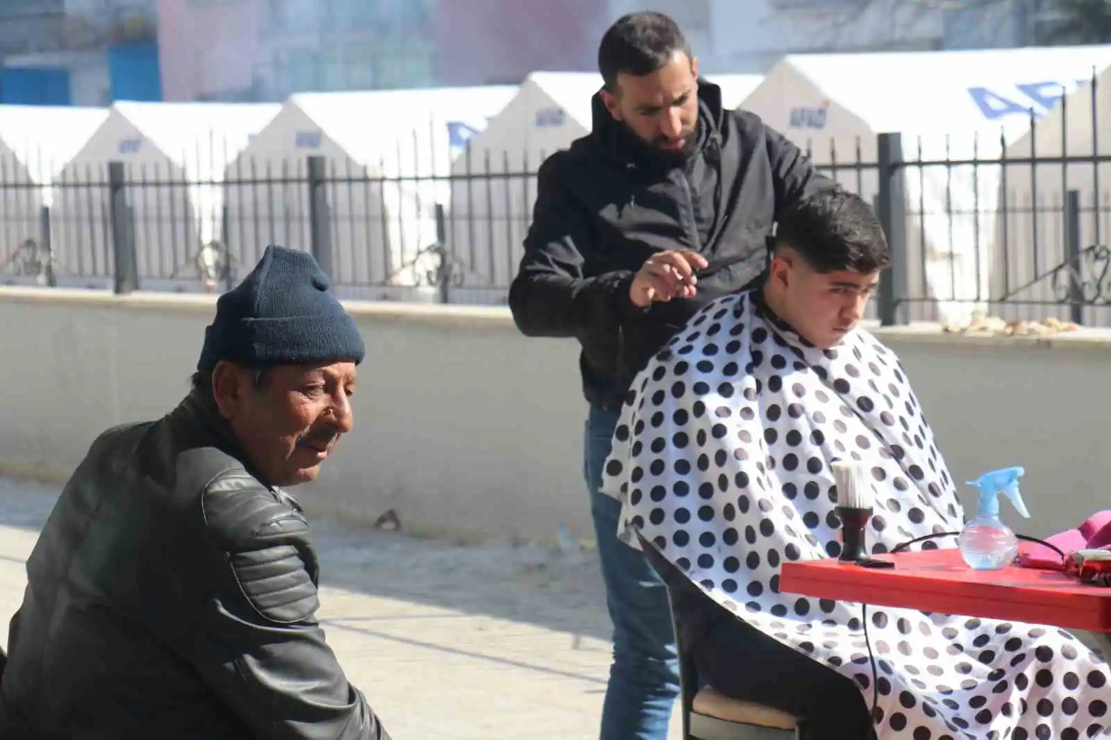 Vanlı berberlerden Malatyalı depremzedelere ücretsiz tıraş