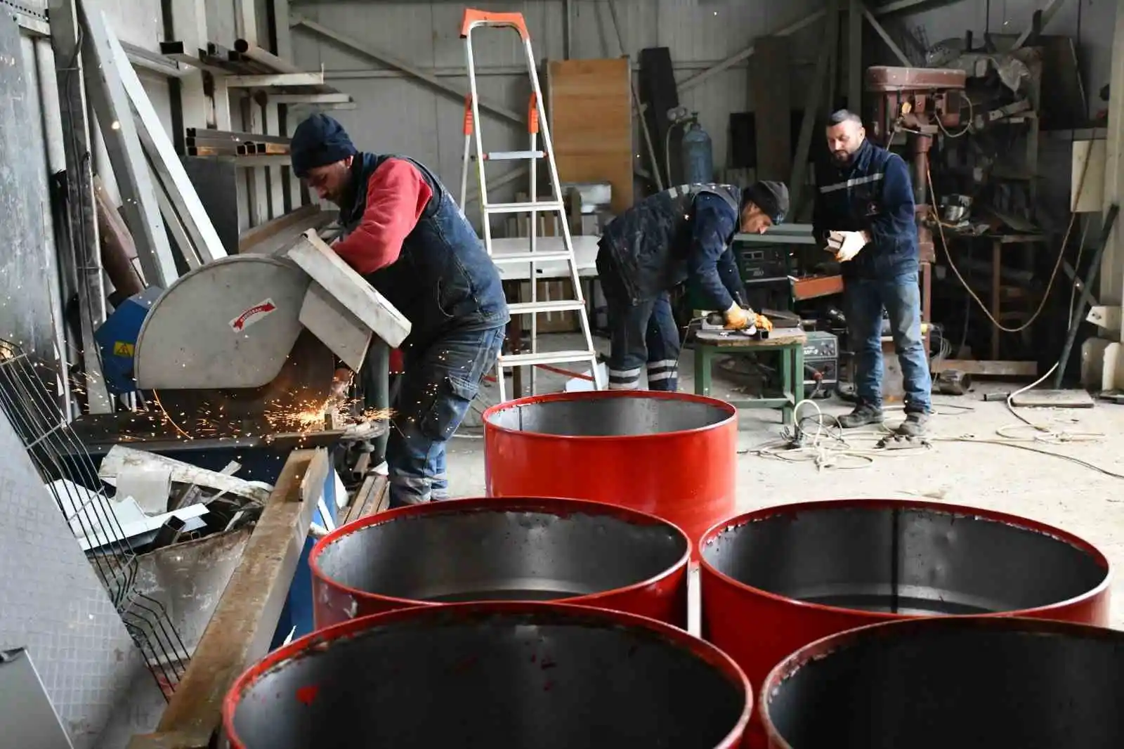 Variller, depremzedeler için sobaya dönüşüyor