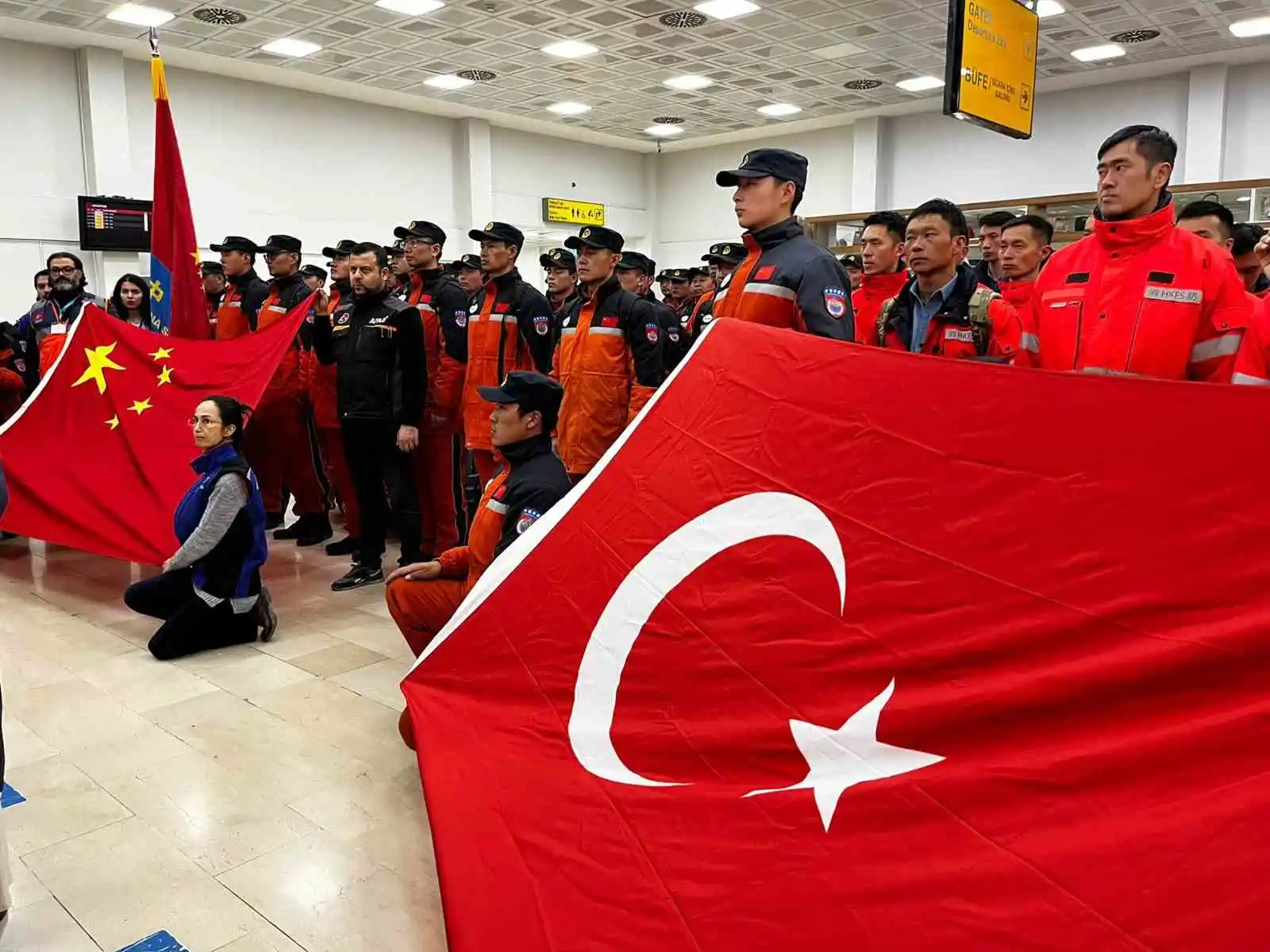 Yabancı arama kurtarma ekiplerinin afet bölgesindeki çalışmaları sürüyor
