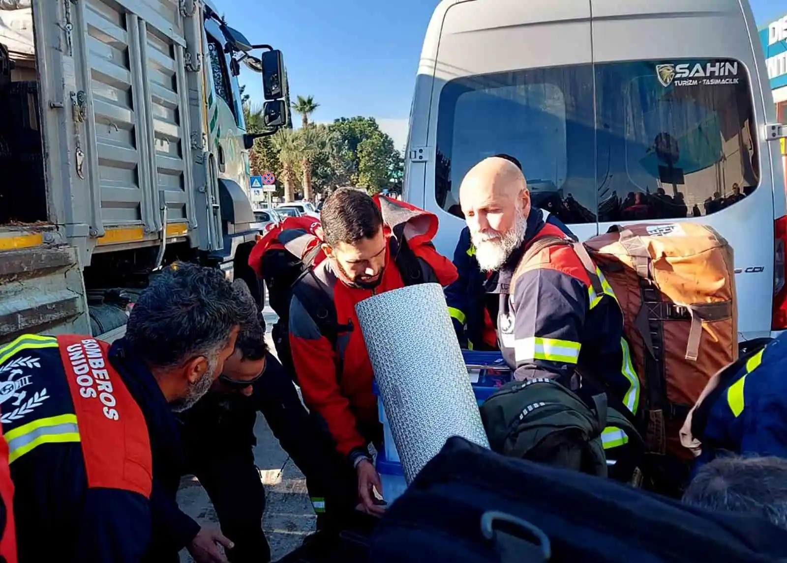 Yabancı arama kurtarma ekiplerinin afet bölgesindeki çalışmaları sürüyor
