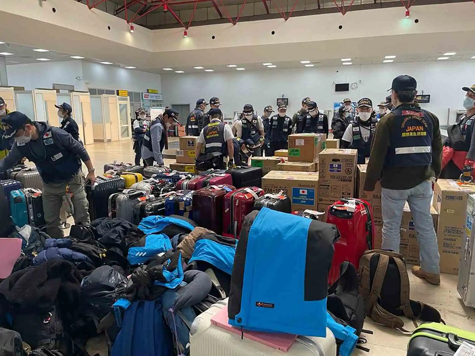 Yabancı arama kurtarma ekiplerinin afet bölgesindeki çalışmaları sürüyor