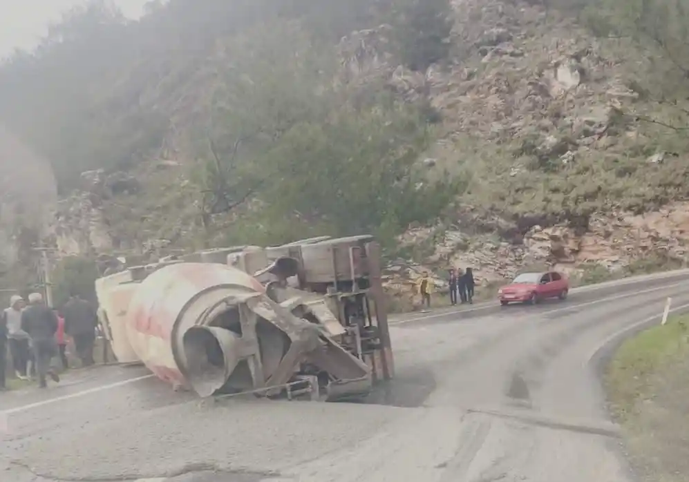 Yağıştan kayganlaşan yolda beton mikseri devrildi: 1 yaralı