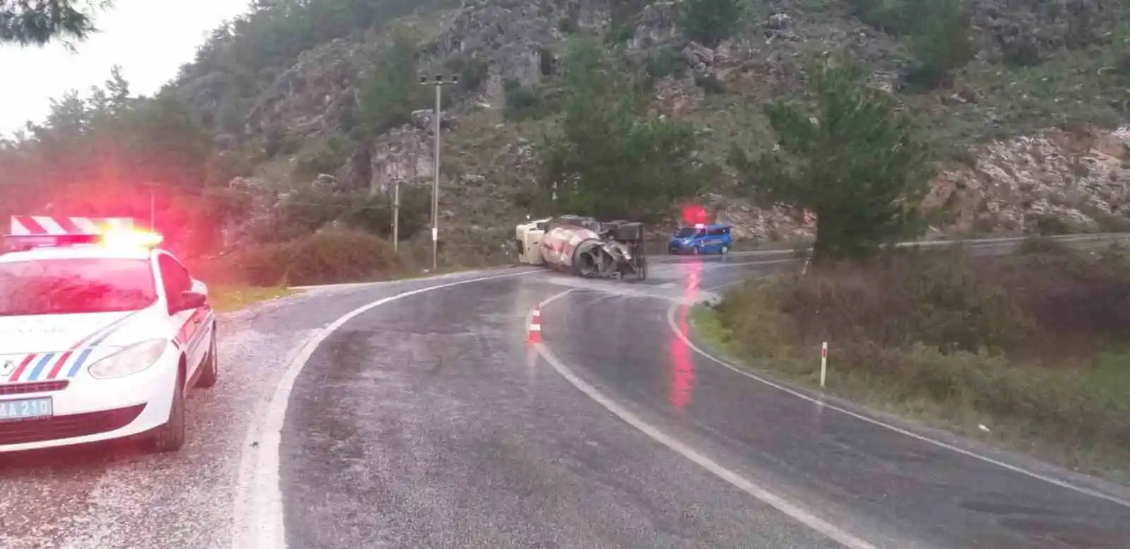 Yağıştan kayganlaşan yolda beton mikseri devrildi: 1 yaralı