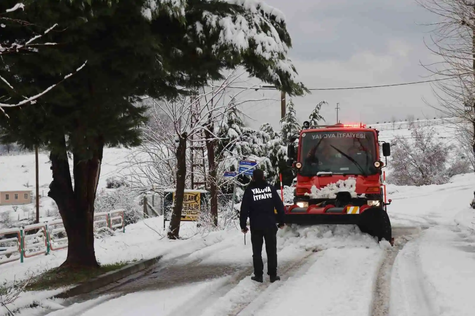 Yalova Belediyesi karla mücadeleye devam ediyor
