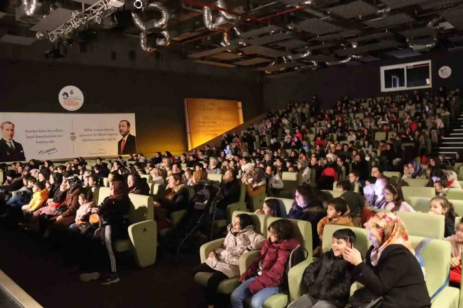 Yalova Belediyesi’nin yarıyıl şenliğinde çocuklar doyasıya eğlendi