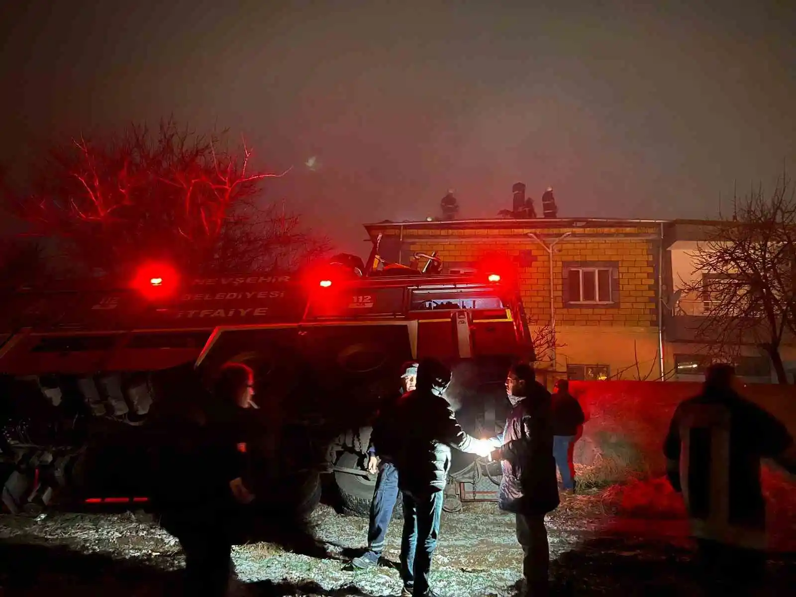 Yangına müdahale eden itfaiye aracı devrildi, 1 itfaiye eri yaralandı