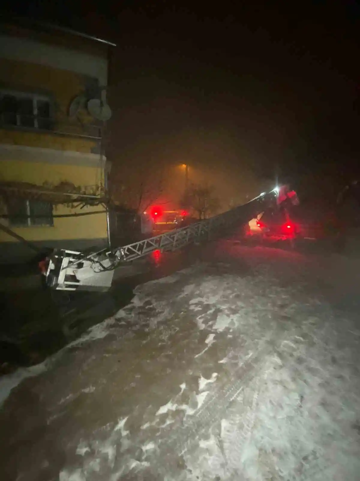 Yangına müdahale eden itfaiye aracı devrildi, 1 itfaiye eri yaralandı