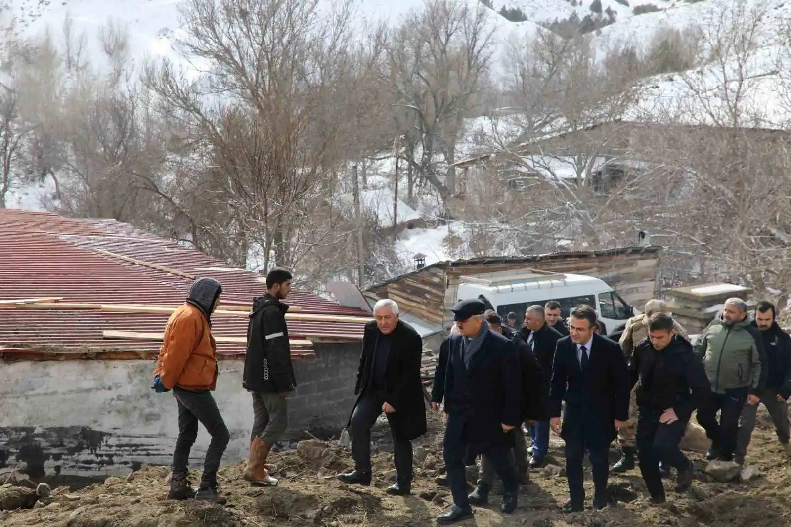 Yangınzede aileye 'geçmiş olsun' ziyareti