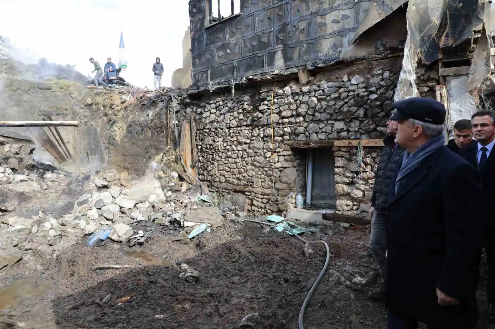 Yangınzede aileye ‘geçmiş olsun’ ziyareti