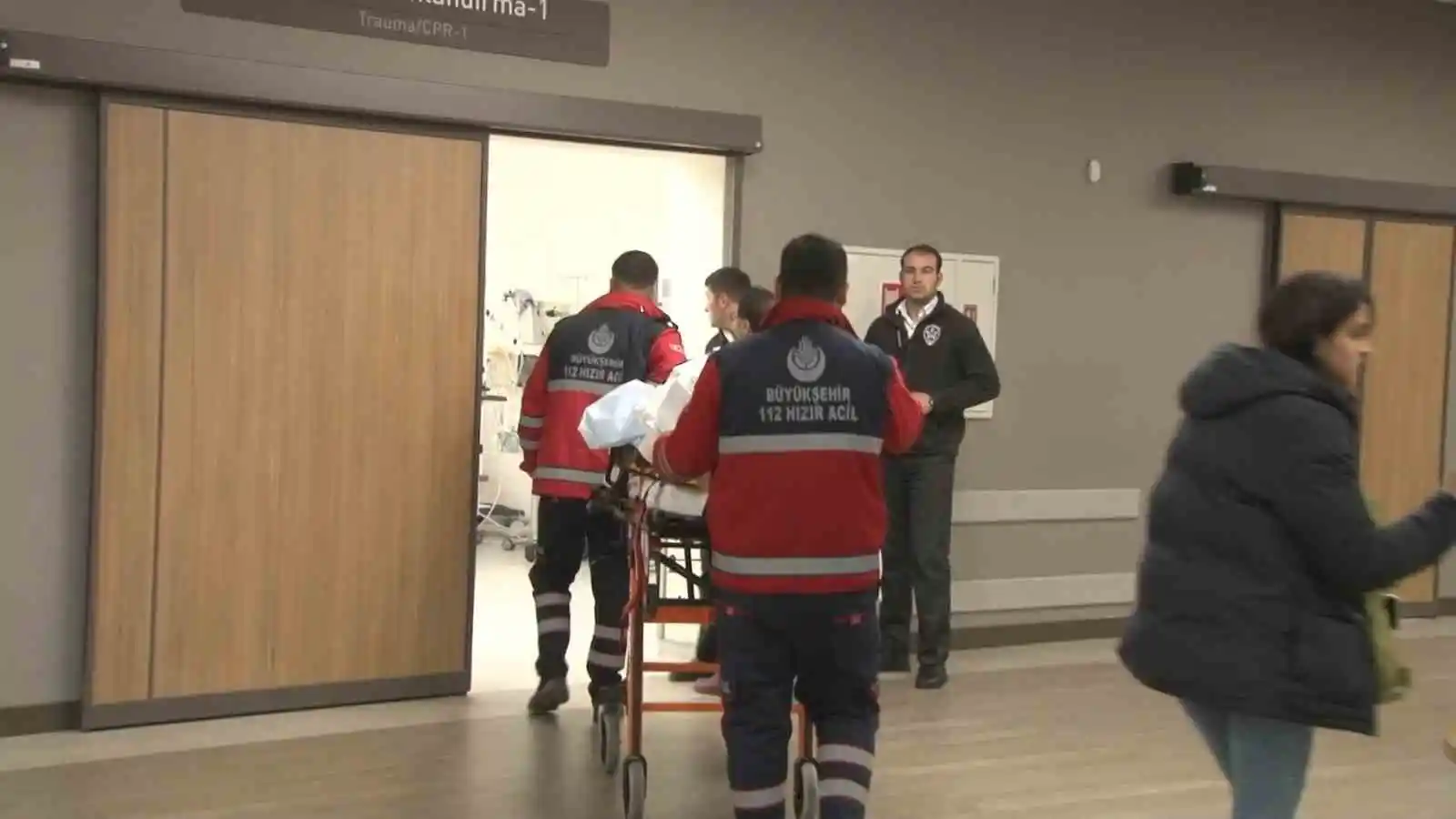 Yaralı depremzedelerden 4'ü Çam ve Sakura Şehir Hastanesi'ne getirildi
