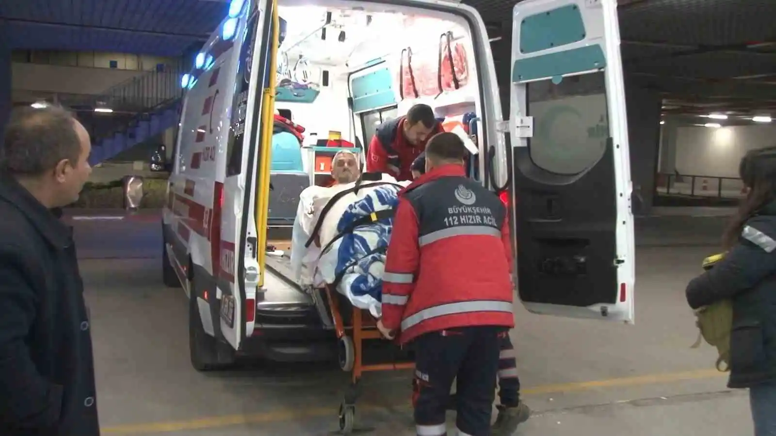 Yaralı depremzedelerden 4’ü Çam ve Sakura Şehir Hastanesi’ne getirildi