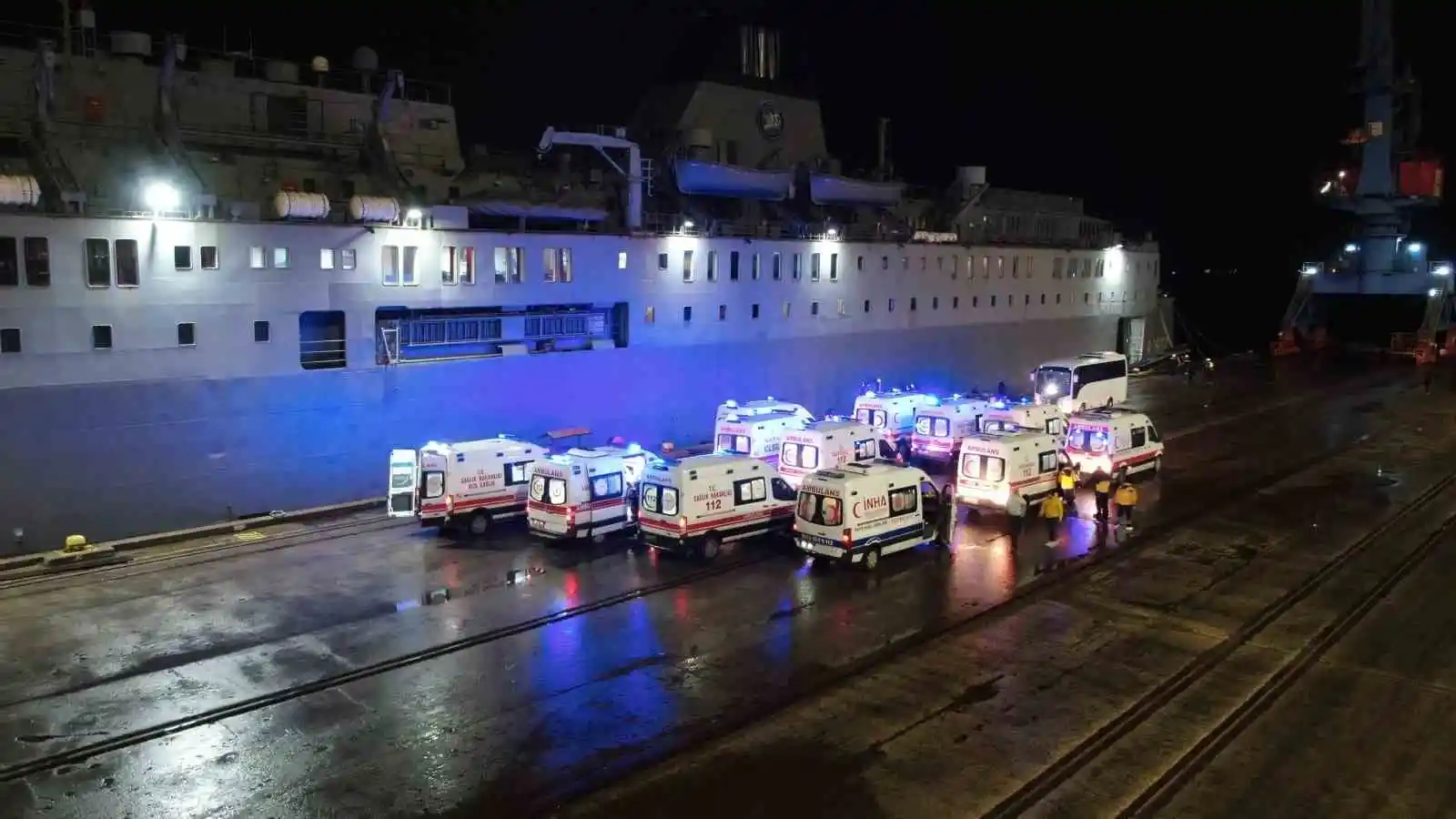 Yaralılar gemiyle Mersin'e taşındı
