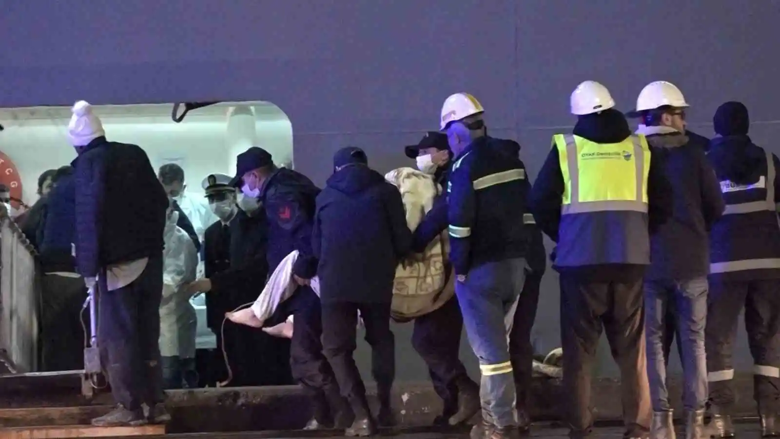 Yaralılar gemiyle Mersin’e taşındı