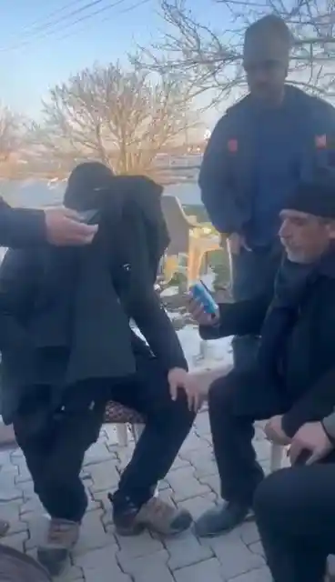 Yardım için gönderilen montun cebinde unutulan cüzdanı depremzede geri teslim etti