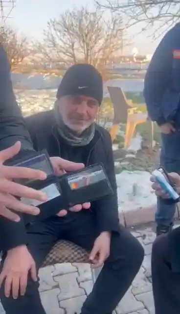 Yardım için gönderilen montun cebinde unutulan cüzdanı depremzede geri teslim etti