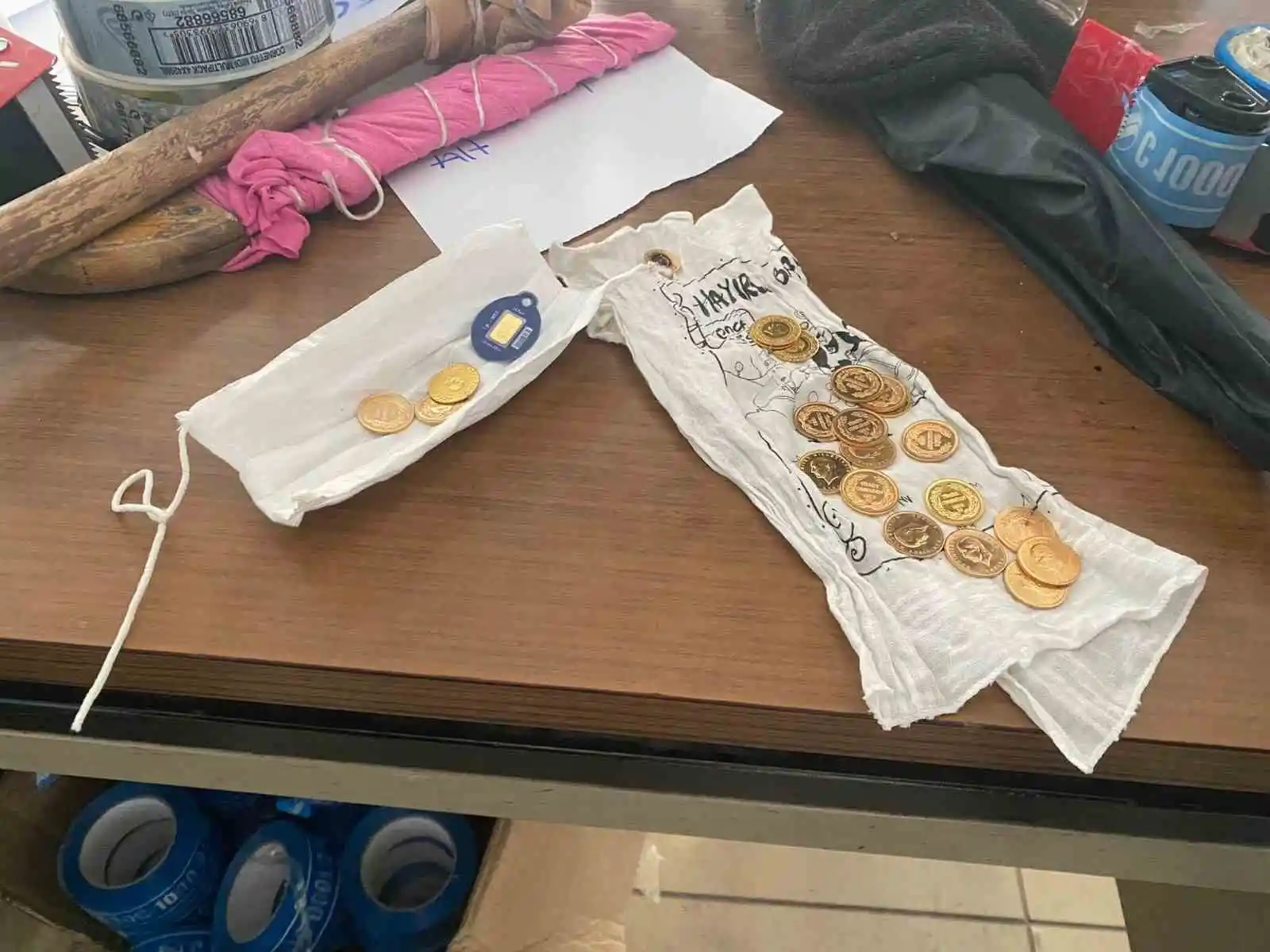 Yardım merkezine getirilen yorgandan çok sayıda altın çıktı