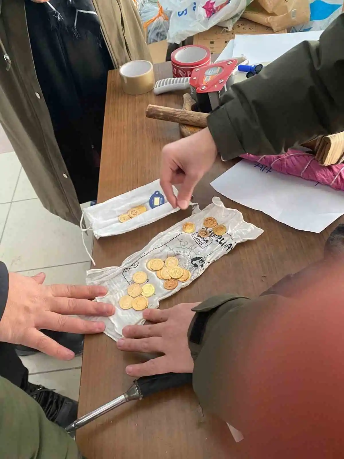 Yardım merkezine getirilen yorgandan çok sayıda altın çıktı