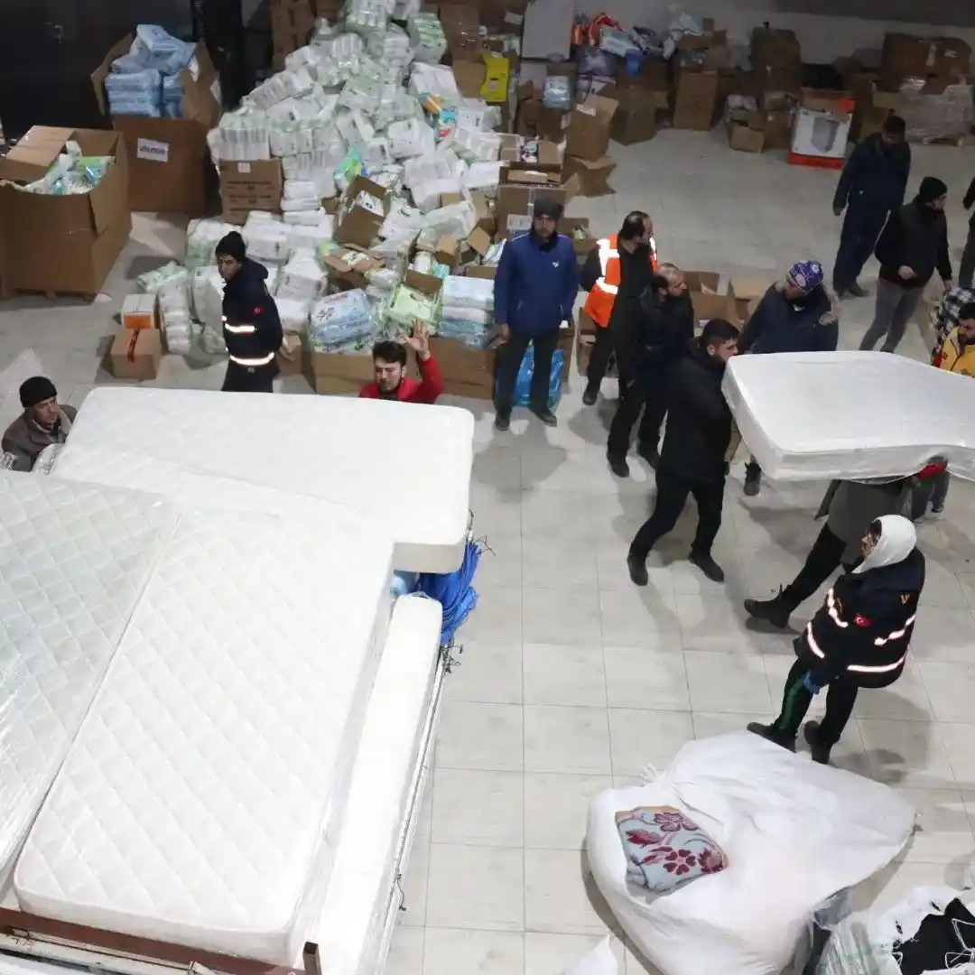 Yardımların depremzedelere ulaştırılması için ’Yardım Koordinasyon Deposu’ oluşturuldu