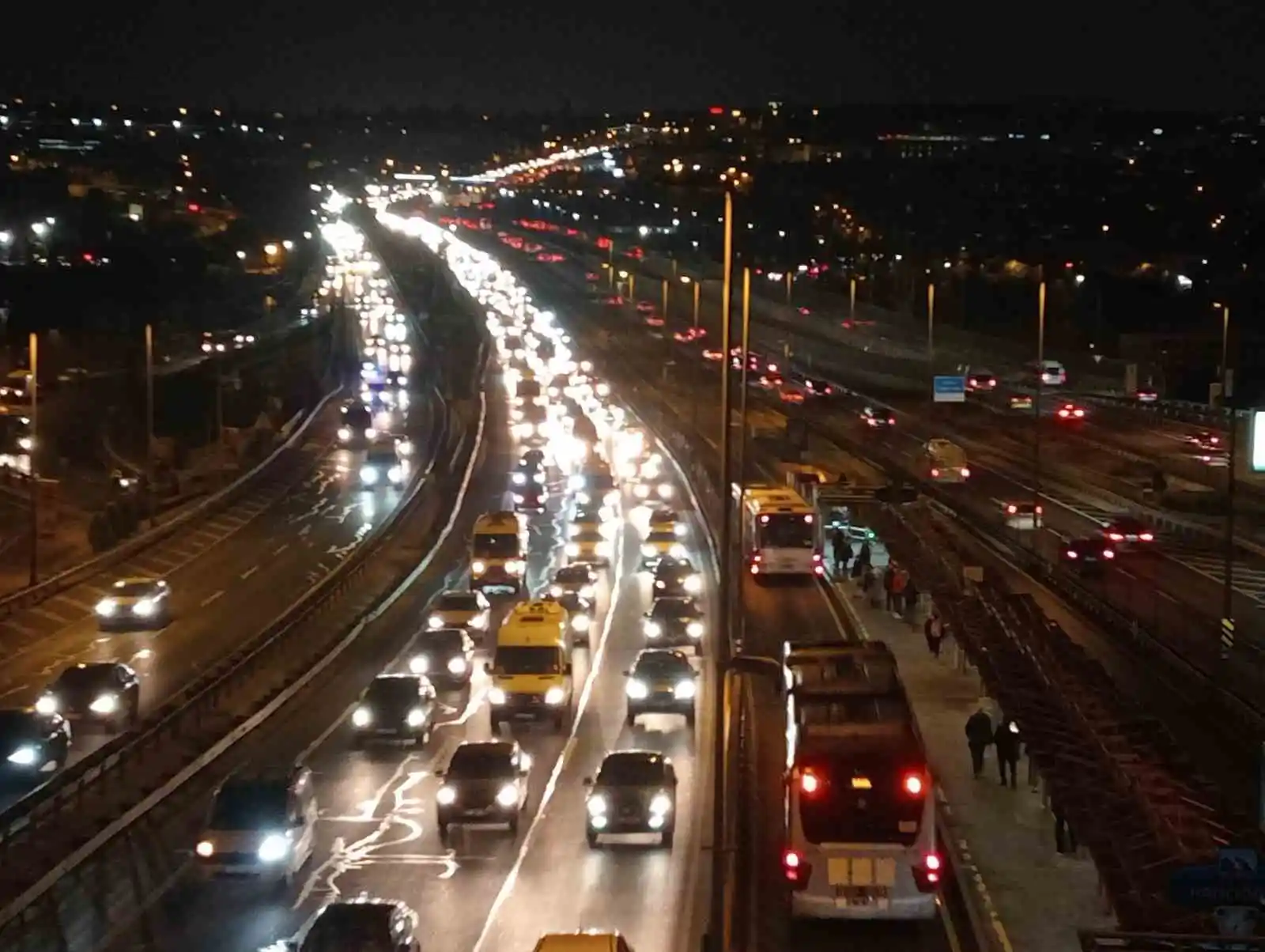 Yarıyıl tatilinin bitmesiyle birlikte İstanbul'da trafik yoğunluğu oluştu