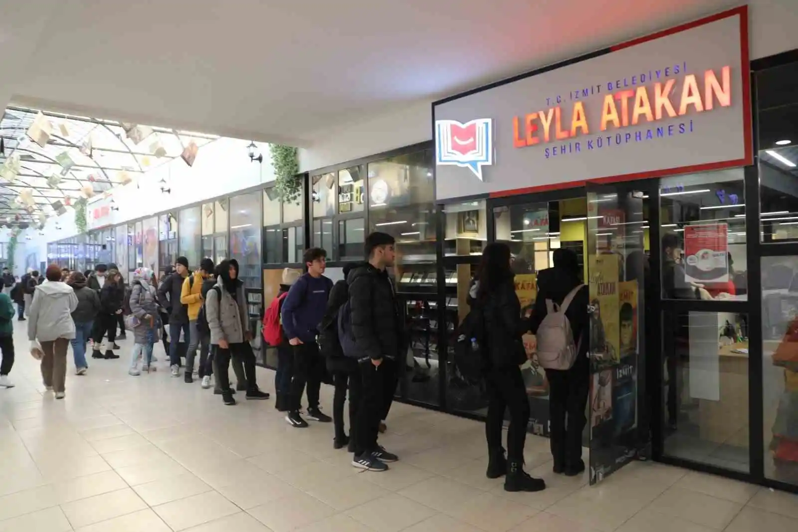 Yeni açılan Leyla Atakan Şehir Kütüphanesi gençlerin gözdesi oldu